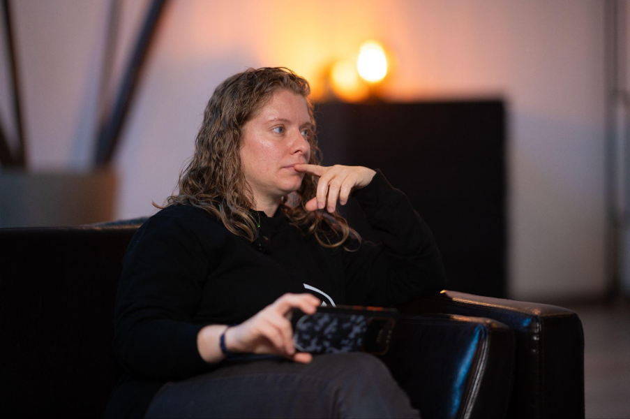 photo d'une femme portant un pull Link Invest