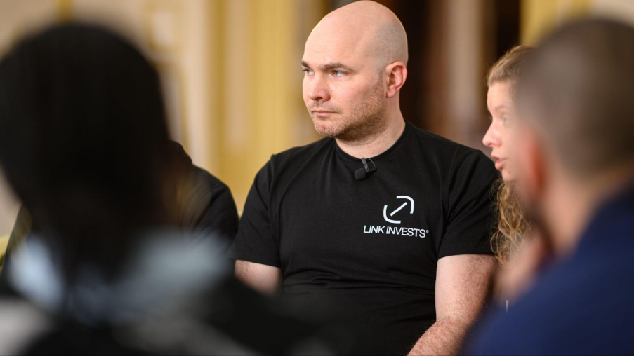 photo d'un homme portant un pull Link Invest