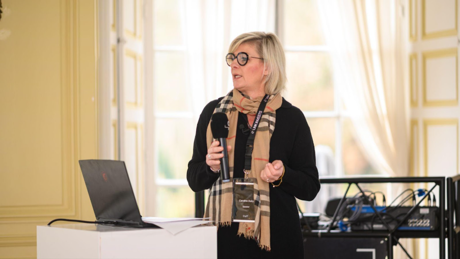 photo d'une femme prenant la parole avec un micro