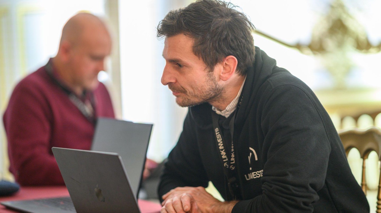 homme avec un pull Link Invest